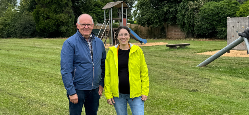 Romina Plonsker und Gerhard Jakoby auf dem Spielplatz in Elsdorf-Esch