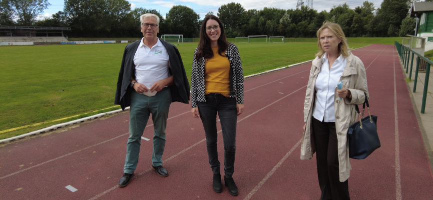 Romina Plonsker beim Besuch des Pulheimer SC  einer der Vereine mit positivem Frderbescheid  mit Prsidentin Ursula Schnewerk und Vize-Prsident Gert Lauterbach